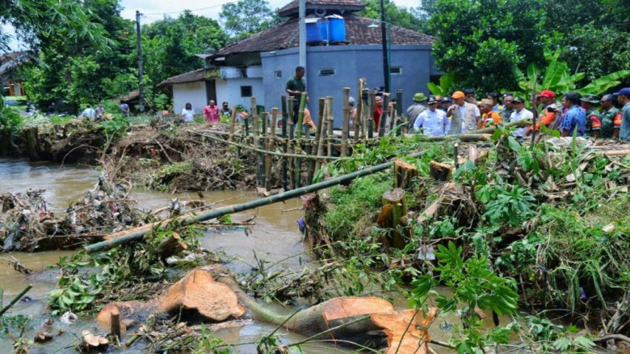Gubernur Jawa Tengah Ganjar Pranowo meninjau tanggul Sungai Dawe di Desa Golantepus, Kecamatan Mejobo, Kabupaten Kudus yang jebol akibat peningkatan volume air di Kudus, Jumat (3/3/2023). (ANTARA/HO-Pemkab Kudus)