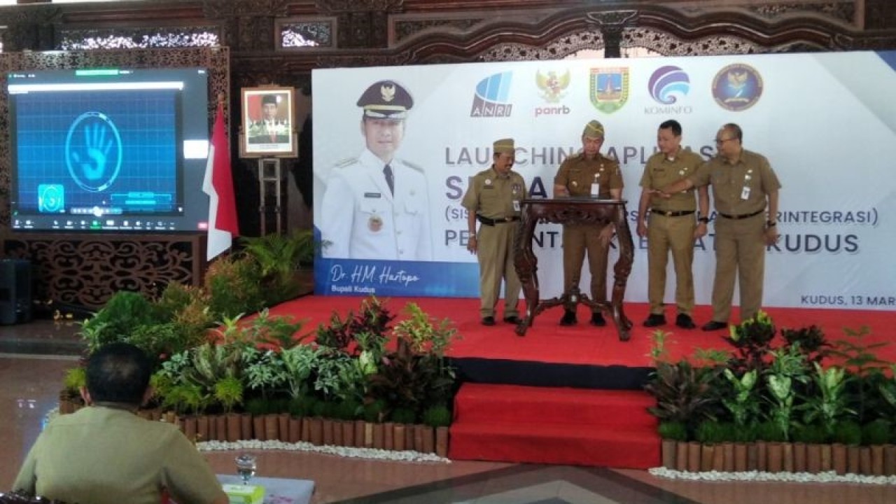 Peluncuran aplikasi Srikandi ditandai dengan penempelan tapak tangan oleh Bupati Kudus Hartopo didampingi Sekda Kabupaten Kudus Samani Intakoris, Asisten III Setda Kudus Masut, dan Pelaksana Tugas Kepala Kepala Dinas Kearsipan dan Perpustakaan Sancaka Dwi Supani ke tablet yang disiapkan di Pendopo Kabupaten Kudus, Jawa Tengah, Senin (13/3/2023). ANTARA/Akhmad Nazaruddin Lathif