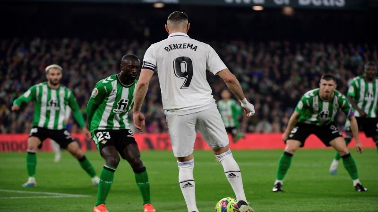 Pemain Real Madrid Karim Benzema (tengah) saat mengontrol bola dalam pertandingan Liga Spanyol lawan Real Betis di Stadion Benito Villamarin pada 6 Maret 2023. ANTARA/AFP/CRISTINA QUICLER