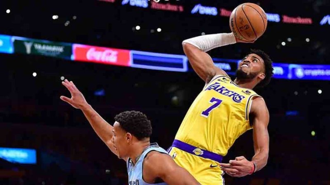 Foto arsip - Pemain Los Angeles Lakers Troy Brown Jr. berusaha memasukkan bola saat dihadang pemain Memphis Grizzlies Desmond Bane pada pertandingan NBA 2023 di Crypto.com Arena, Los Angeles, California, Amerika Serikat, Rabu (8/3/2023). LA Lakers menang atas Memphis Grizzlies 112-103. ANTARA FOTO/USA TODAY Sports/Gary A. Vasquez/rwa.