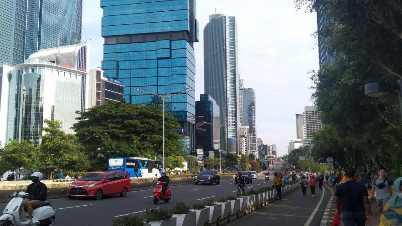 Arsip Foto - Suasana lalu lintas di Jalan Sudirman, Jakarta, Minggu (22/1/2023). ANTARA/Dewa Ketut Sudiarta Wiguna