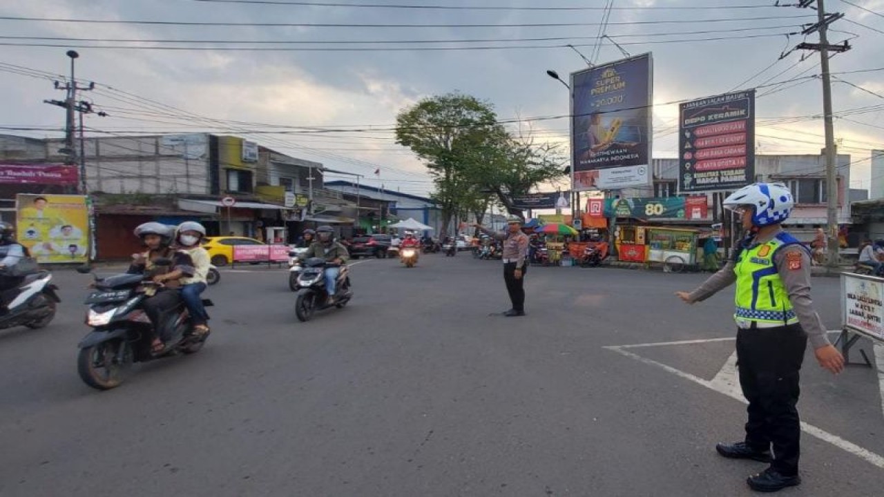 Sejumlah polisi melakukan pengamanan arus lalu lintas untuk kelancaran masyarakat yang sedang mengisi waktu ngabuburit menunggu datangnya Adzan Magrib di perkotaan Kabupaten Garut, Jawa Barat, Kamis (23/3/2023). (ANTARA/Feri Purnama)