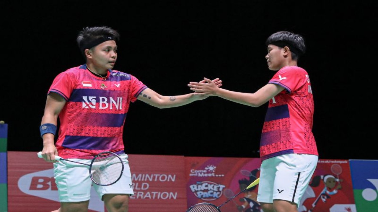 Ganda putri Apriyani Rahayu/Siti Fadia Silva Ramadhanti memetik kemenangan mudah pada babak pertama All England 2023 lewat keunggulan dua gim langsung 21-12, 21-14 atas pasangan Brazil Jaqueline Lima/Samia Lima, Rabu sore waktu Birmingham, Inggris. (ANTARA/HO-PP PBSI)