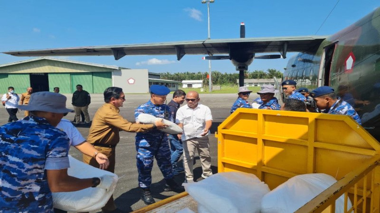 Tim Lanud Raden Sadjad (Lanud RSA) saat persiapan melakukan penaburan garam di langit Pulau Serasan, Kabupaten Natuna, Kepulauan Riau (Kepri) dalam melaksanakan operasi Teknologi Modifikasi Cuaca (TMC) menggunakan pesawat TNI AU Casa C-212-200 nomor registrasi A-2103 di Natuna, Selasa (14/3/2023). (FOTO ANTARA/HO-Dispen Lanud RSA)