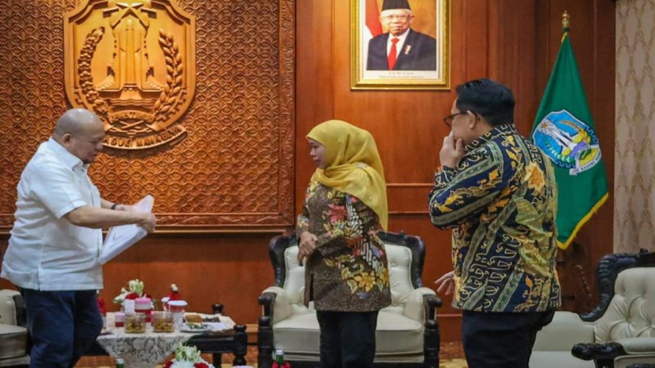 Ketua DPD RI LaNyalla Mahmud Mattalitti menyerahkan berkas aspirasi guru honorer kepada Gubernur Jatim Khofifah Indar Parawansa di Gedung Negara Grahadi Surabaya, Jumat (10/3/2023). (ANTARA/HO-DPD RI)