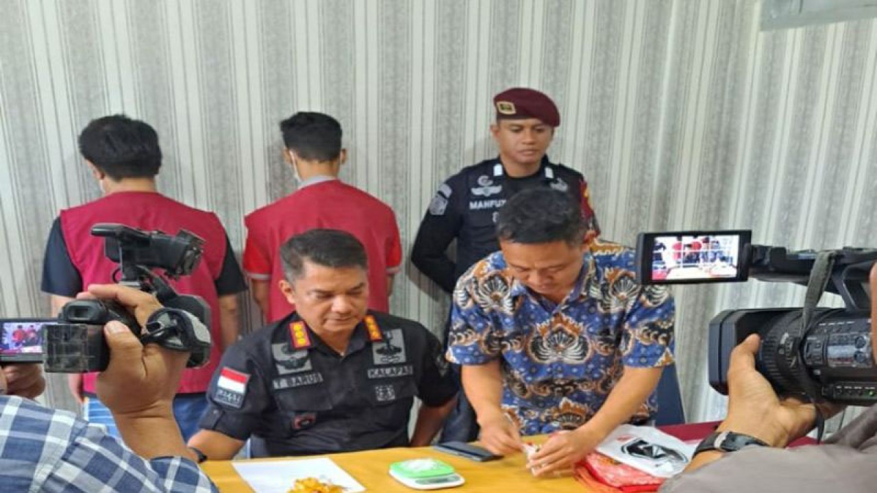 Lapas Kelas IIA Kendari saat menggelar konferensi terkait pengagalan upaya penyelundupan sabu-sabu, Jumat (24/3/2023) (ANTARA/Harianto)