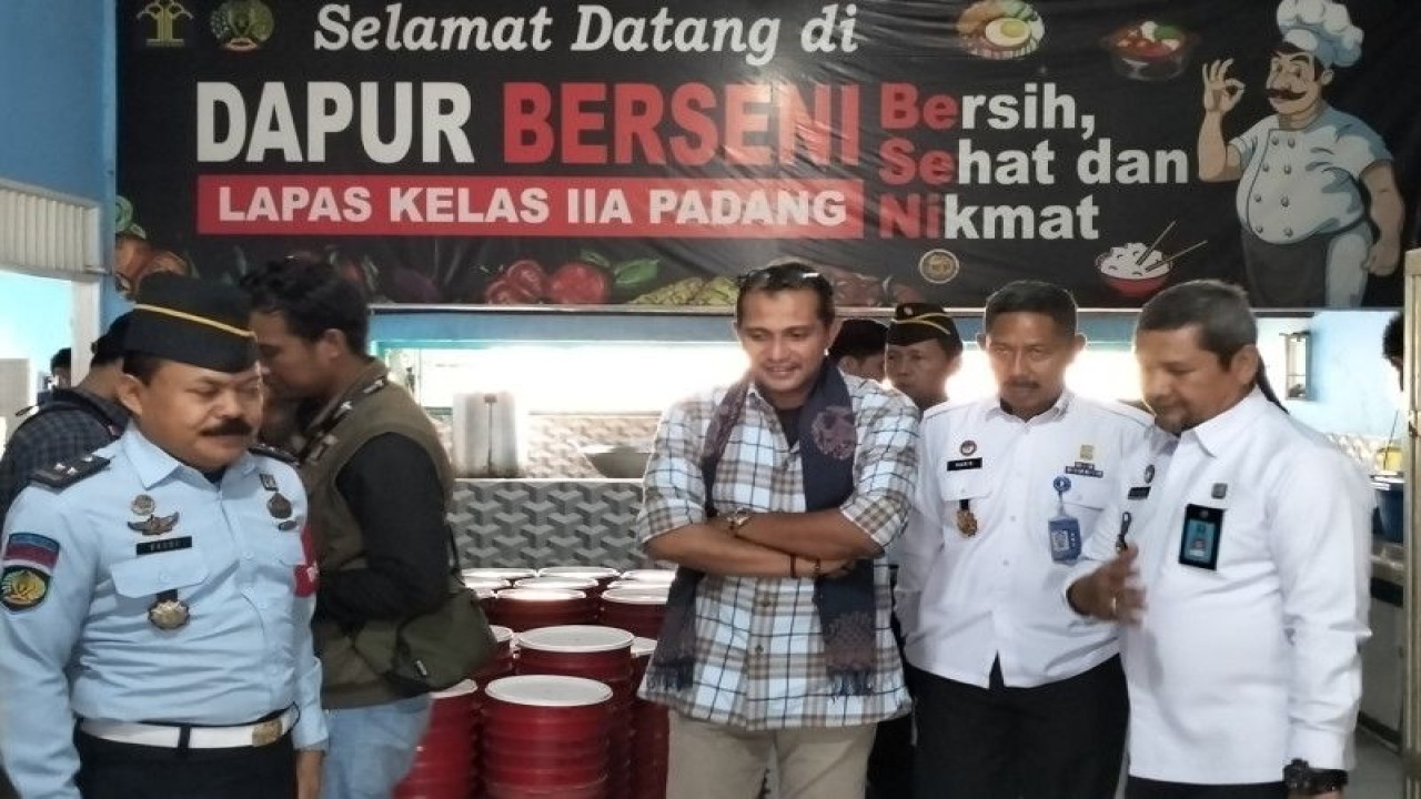 Wakil Menteri Hukum dan Hak Asasi Manusia Prof. Edward Omar Sharif Hiariej meninjau Lapas Kelas IIA Padang, Sumatera Barat (29/3/2023). ANTARA/Muhammad Zulfikar.