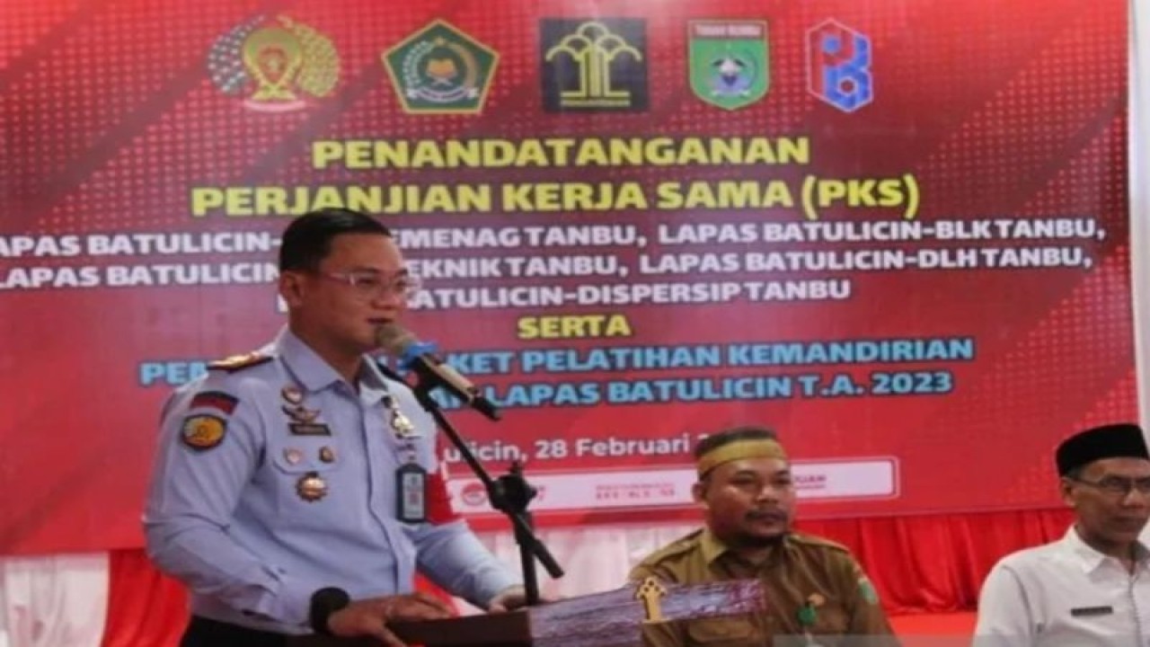 Kepala Lapas Batulicin, Bambang Hari Widodo (kiri) saat memberikan sambutan pada acara penandatanganan perjanjian kerja sama Lapas Kelas III Batulicin dengan lima instansi, di Batulicin, Kabupaten Tanah Bumbu, Rabu (1/3/2023). ANTARA/HO-Lapas Batulicin