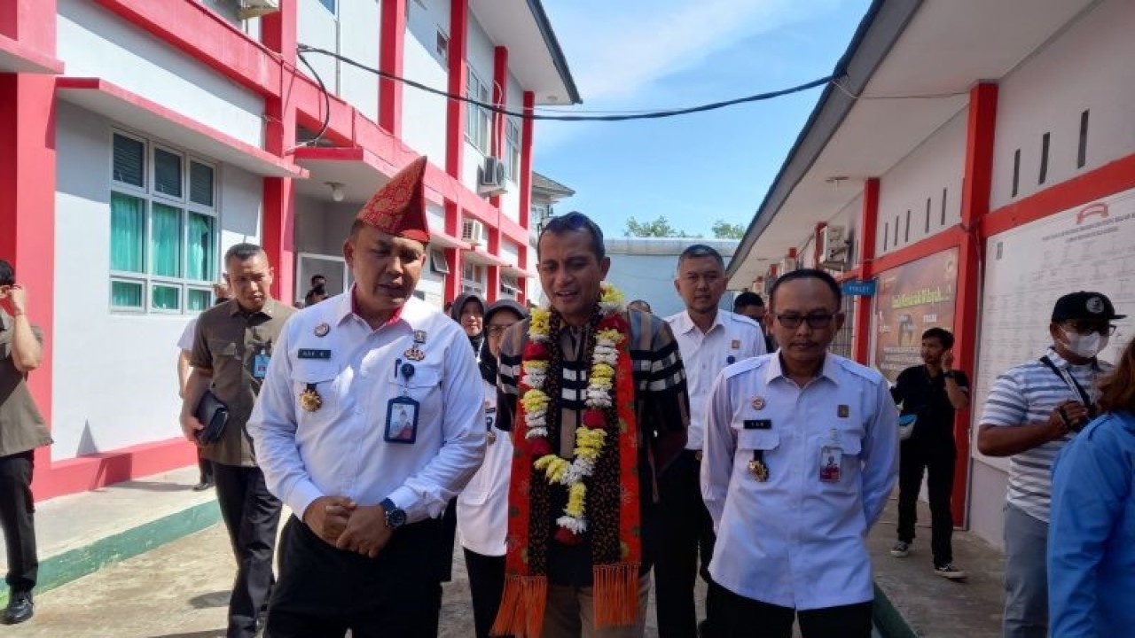Wakil Menteri Hukum dan Hak Asasi Manusia (Wamenkumham) RI Edward Omar Sharif Hiariej saat mengunjungi Lapas Kelas II A Bentiring Bengkulu, kemarin (15/3). ANTARA.