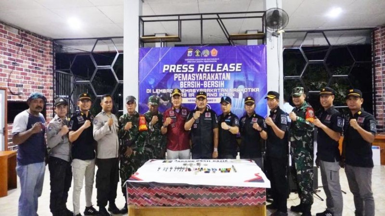 Petugas Lapas Narkotika Kelas IIA Karang Intan menunjukkan hasil razia di kamar warga binaan di Martapura, Kabupaten Banjar, Kalimantan Selatan, Minggu (19/3/2023). (ANTARA/Firman)