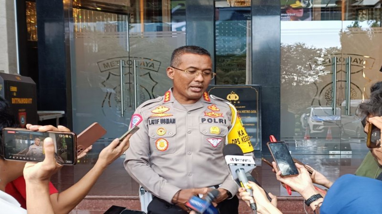 Direktur Lalu Lintas (Dirlantas) Polda Metro Jaya Kombes Pol Latif Usman saat diwawancarai di Jakarta, Jumat (10/2/2023). (ANTARA/Ilham Kausar)