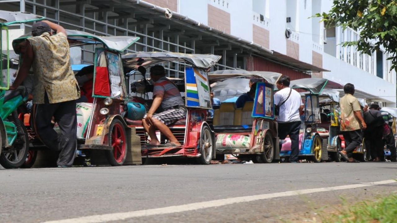 Pihak Laxnas WIZ Perwakilan Sulsel saat menyalurkan santunan kepada pengemudi bentor di Makassar. ANTARA Foto/HO-WIZ Sulsel