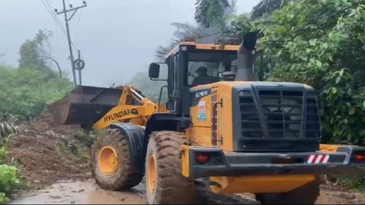 Alat berat milik BPBD Rejang Lebong melakukan pembersihan material tanah longsor yang terjadi di Jalan Lintas Curup-Lubuklinggau di wilayah Kecamatan Binduriang, Senin (3/3/2023). FOTO ANTARA/HO-BPBD Rejang Lebong