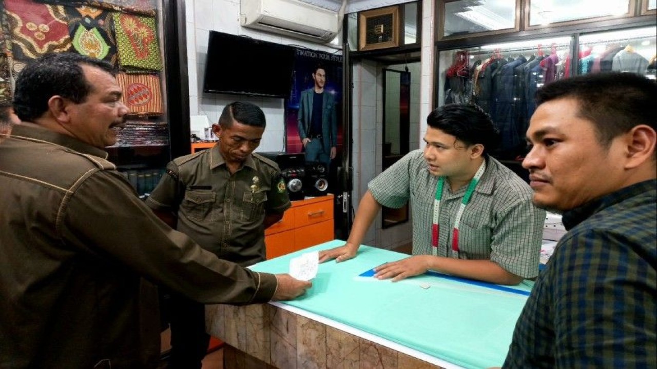 Anggota DPRD Kota Medan Mulai Syahputra Nasution (kanan) ketika melakukan sidak ke Jalan Pandu Baru, Medan, Senin (20/3/2023). (ANTARA/ HO-Istimewa)