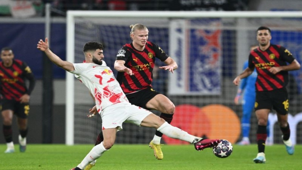 Pesepak bola RB Leipzig Josko Gvardiol (kiri) menahan laju serangan pesepak bola Manchester City Erling Braut Haaland ​​​​​​​dalam laga leg pertama babak 16 besar Liga Champions, di Sadion Red Bull Arena, Leipzig, Jerman, Selasa (22/2/2023). Leipzig berhasil menahan  Manchester City 1-1 dalam pertandingan ini. ANTARA FOTO/Reuters-Annegret Hilse/hp.