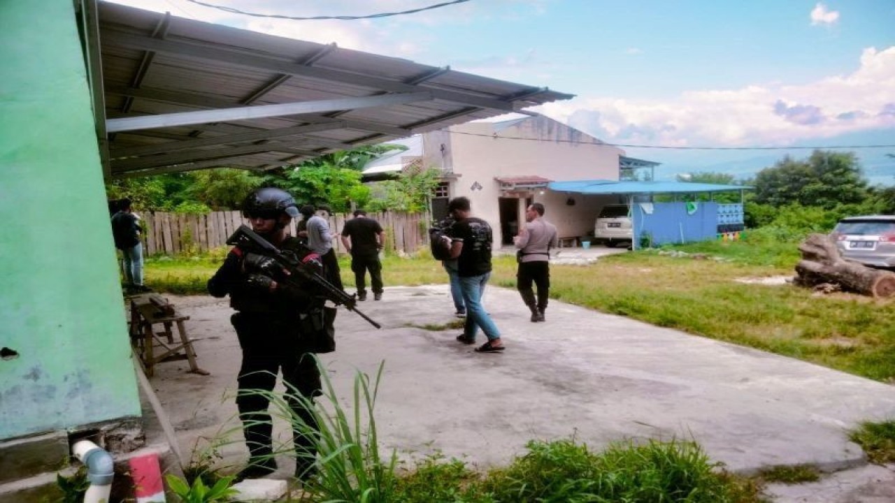 Salah satu Anggota Densus 88 bersenjata lengkap berdiri di rumah yang digeledah di Provinsi Sulawesi Tengah, Kamis (16/3/2023). ANTARA/HO-Polda Sulteng