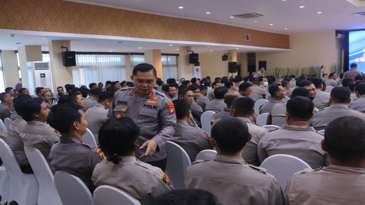 Kapolda Metro Jaya Irjen Pol Muhammad Fadil Imran memberikan arahan terhadap sejumlah Polisi RW di wilayah hukum Polda Metro Jaya di Jakarta, Rabu (22/2/2023). ANTARA/HO-Humas Polda Metro Jaya