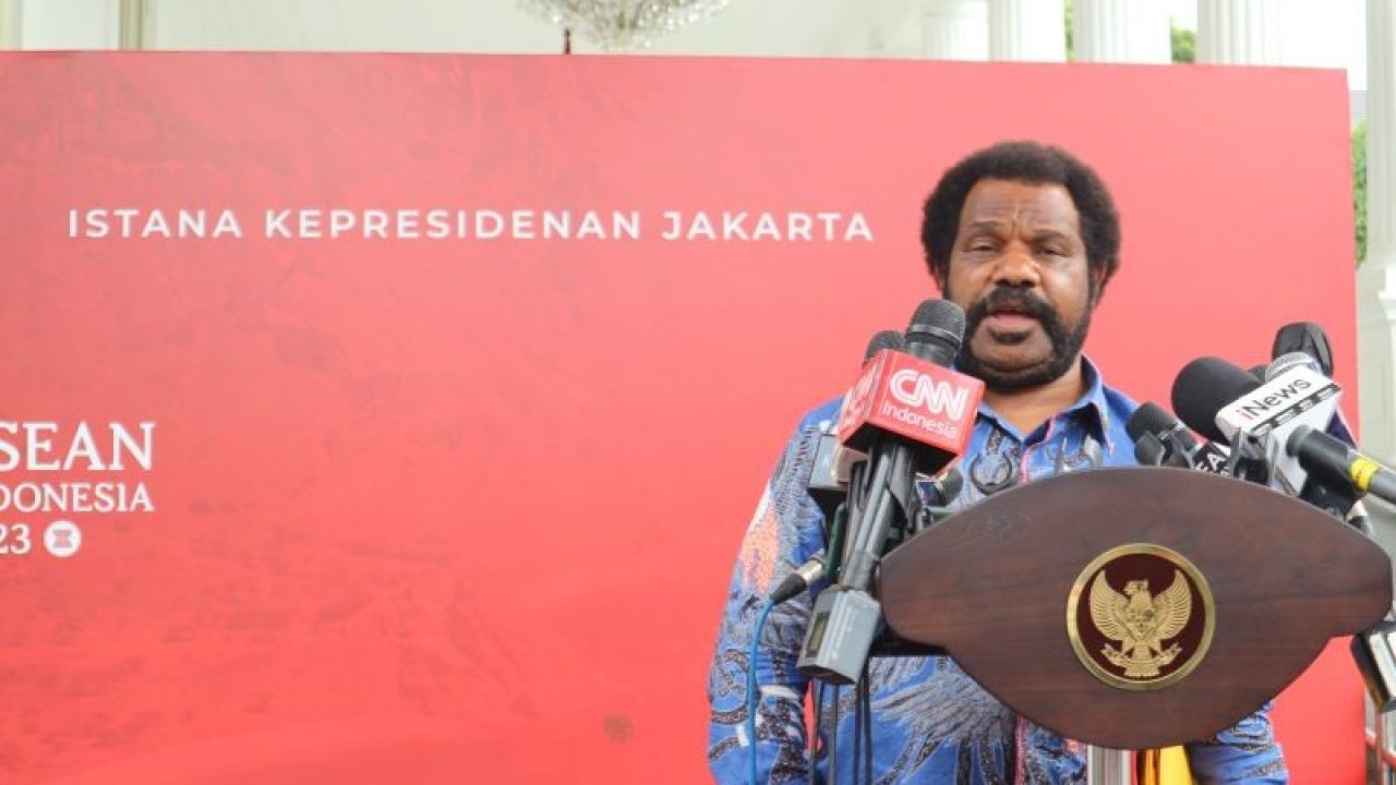 Ketua Lembaga Masyarakat Adat (LMA) Papua yang juga Staf Ahli Kantor Staf Presiden bidang politik dan keamanan Lenis Kogoya di Kompleks Istana Kepresidenan Jakarta, Senin (27/3/2023). ANTARA/Desca Lidya Natalia