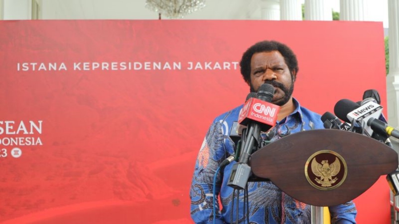 Ketua Lembaga Masyarakat Adat (LMA) Tanah Papua yang juga Staf Ahli Kantor Staf Presiden bidang politik dan keamanan Lenis Kogoya di lingkungan istana kepresidenan Jakarta, Senin (27/3/2023). (ANTARA/Desca Lidya Natalia)