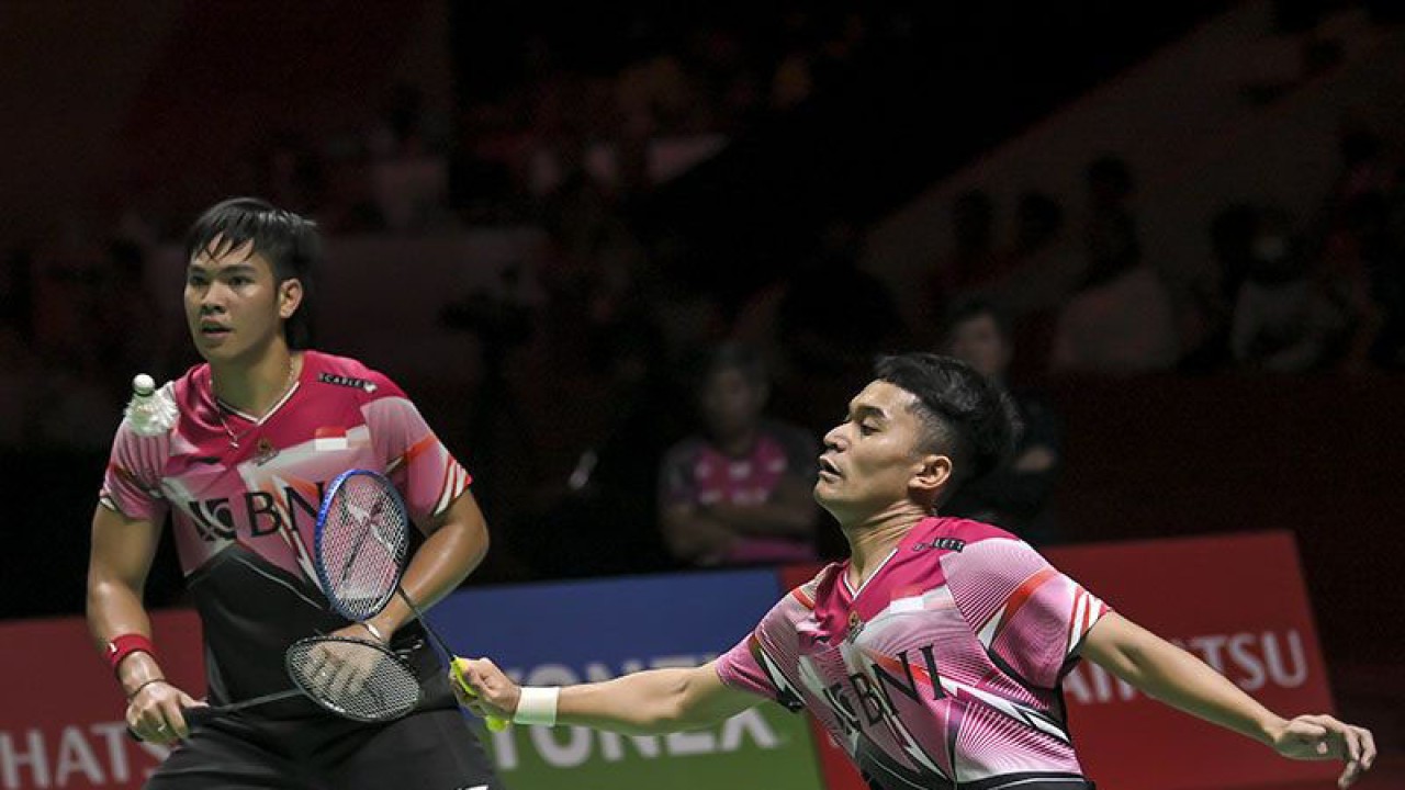 Arsip - Pasangan pebulu tangkis ganda putra Indonesia Leo Rolly Carnando (kanan) dan Daniel Marthin (kiri) mengembalikan kok ke arah lawannya pebulu tangkis ganda putra China He Ji Ting dan Zhou Hao Dong pada final turnamen Daihatsu Indonesia Masters 2023 di Istora Gelora Bung Karno, Senayan, Jakarta, Minggu (29/1/2023). ANTARA FOTO/M Risyal Hidayat/tom/pri.