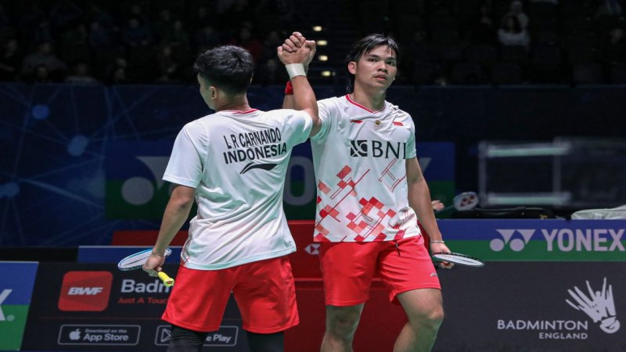 Ganda putra Leo Rolly Carnando/Daniel Marthin untuk pertama kalinya mengalahkan juara dunia 2022 Aaron Chia/Soh Wooi Yik (Malaysia) dalam pertemuan kelima yang terjadi di babak pertama All England 2023 di Birmingham, Inggris, Rabu. (ANTARA/HO-PP PBSI)