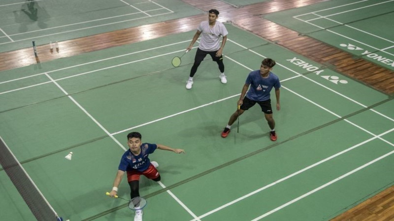 Pebulu tangkis ganda putra Indonesia Leo Rolly Carnando (kiri), Bagas Maulana (tengah) dan Muhammad Shohibul Fikri (kanan) berlatih di Pemusatan Latihan Nasional (Pelatnas) Bulu Tangkis di PBSI Cipayung, Jakarta, Selasa (7/3/2023). ANTARA FOTO/Muhammad Adimaja/YU