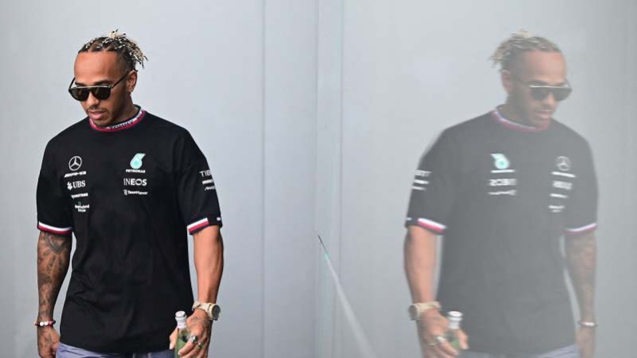 Pebalap Mercedes Lewis Hamilton tiba menjelang sesi latihan ketiga balapan Formula 1 Grand Prix Hongaria di Sirkuit Hungaroring, Budapest, Hongaria, Sabtu (30/7/2022). ANTARA/AFP/Jure Makovec/aa.