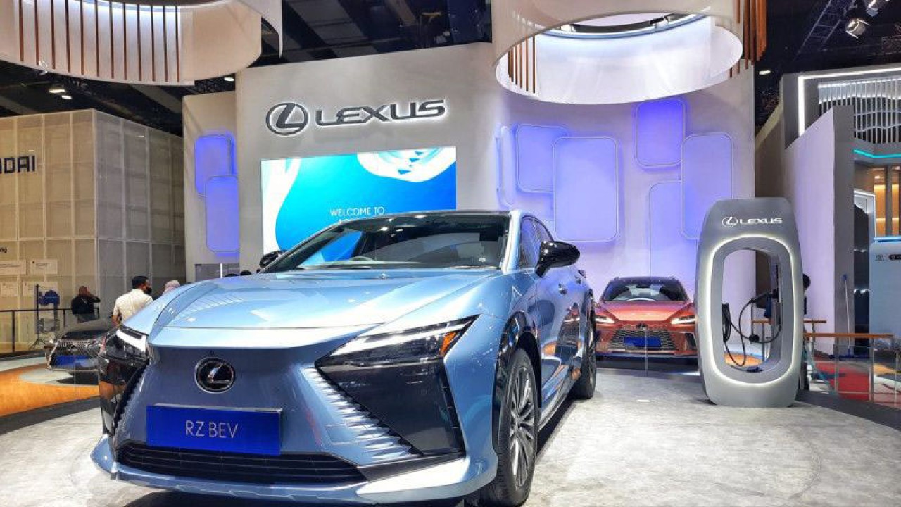The All New Lexus RZ yang dipajang di GJAW 2023. (ANTARA/Chairul Rohman)