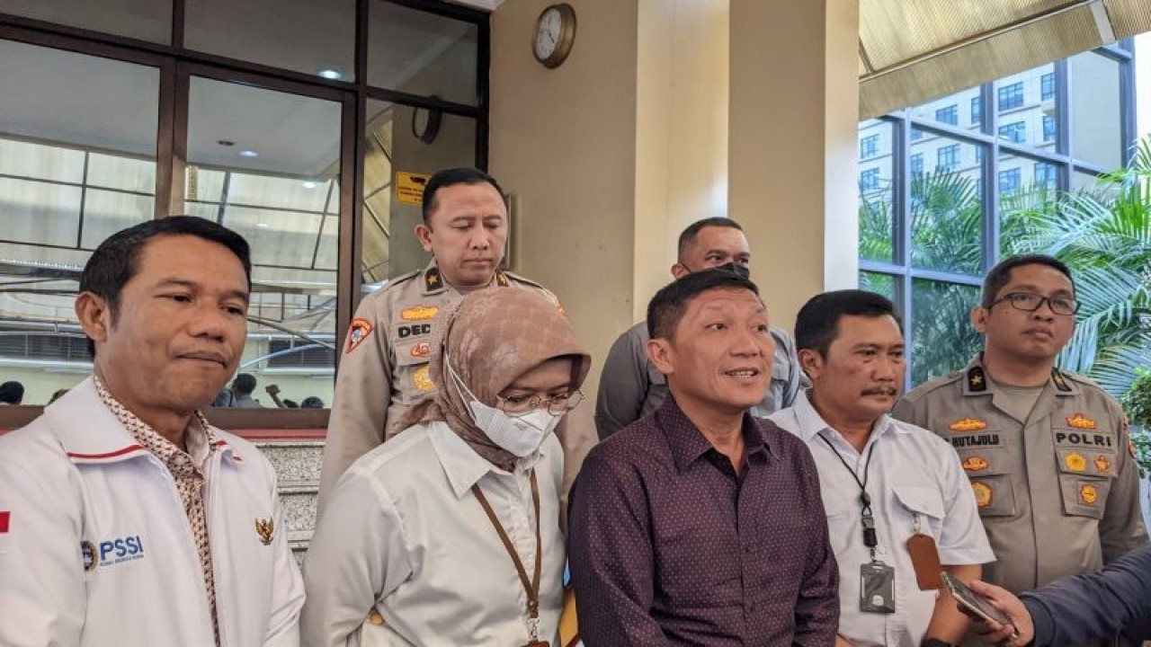 Foto arsip - Direktur Utama PT Liga Indonesia Baru Ferry Paulus (tengah, bawah) bersama Karobinops Sops Polri Brigjen Pol Roma Hutajulu (kanan, berdiri), Sekretaris Jenderal PSSI Yunus Nusi (kiri, berdiri) serta perwakilan dari Kementerian PUPR dan Kemenpora memberikan pernyataan kepada media usai melakukan rapat koordinasi lanjutan Liga 1 Indonesia 2022-2023 di Mabes Polri, Jakarta, Selasa (29/11/2022). (ANTARA/Michael Siahaan)