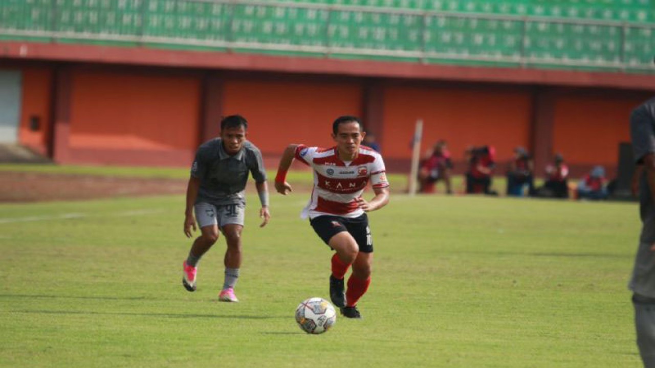 Madura United FC melawan Borneo FC pada laga lanjutan Liga 1 Indonesia 2023 di Stadion Gelora Madura Ratu Pamelingan Pamekasan, Jumat (3/3). (ANTARA/HO-MO Madura United)