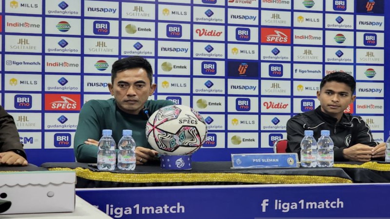 Ilustrasi - Pelatih PSS Sleman Seto Nurdiantoro (kiri) didampingi pemain Irkham Mila (kanan) menghadiri sesi konferensi pers seusai laga menghadapi Dewa United pada pekan ke-8 Liga 1 Indonesia di Stadion Indomilk Arena, Tangerang, Minggu (4/9/2022). (ANTARA/Aldi Sultan)