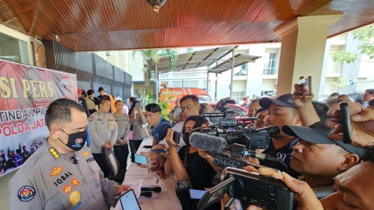Kabid Humas Polda Jateng Kombes Pol. Iqbal Alqudusy memberikan penjelasan tentang perkembangan kasua calo penerimaan Bintara Polri di Semarang, Kamis (9/3/2023). ANTARA/ I.C.Senjaya