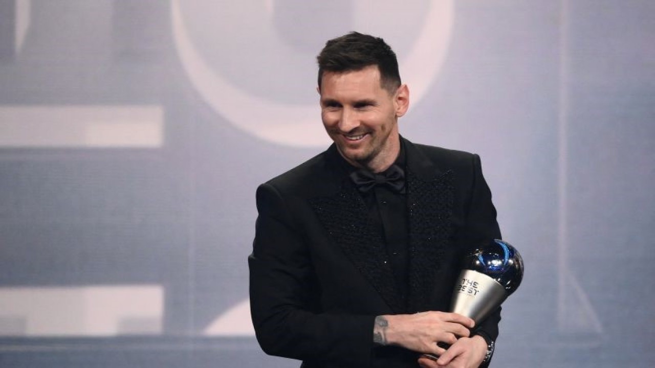 Arsip - Pemain timnas Argentina dan Paris Saint-Germain Lionel Messi saat menerima penghargaan pemain pria terbaik FIFA 2022 di Paris, Prancis pada 27 Februari 2023. ANTARA/AFP/FRANCK FIFE