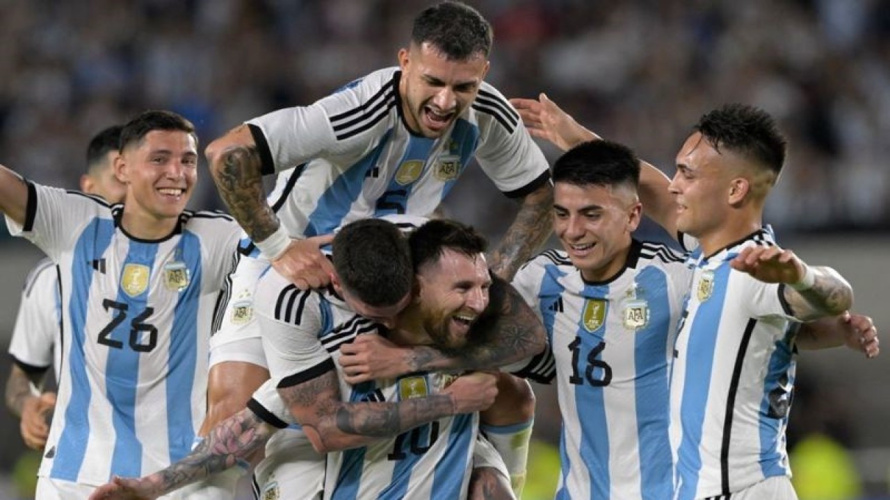 Para pemain Argentina merayakan gol Lionel Messi (tengah) dalam pertandingan persahabatan melawan Panama di Stadion El Monumental, Buenos Aires pada 23 Maret 2023. ANTARA/AFP/JUAN MABROMATA