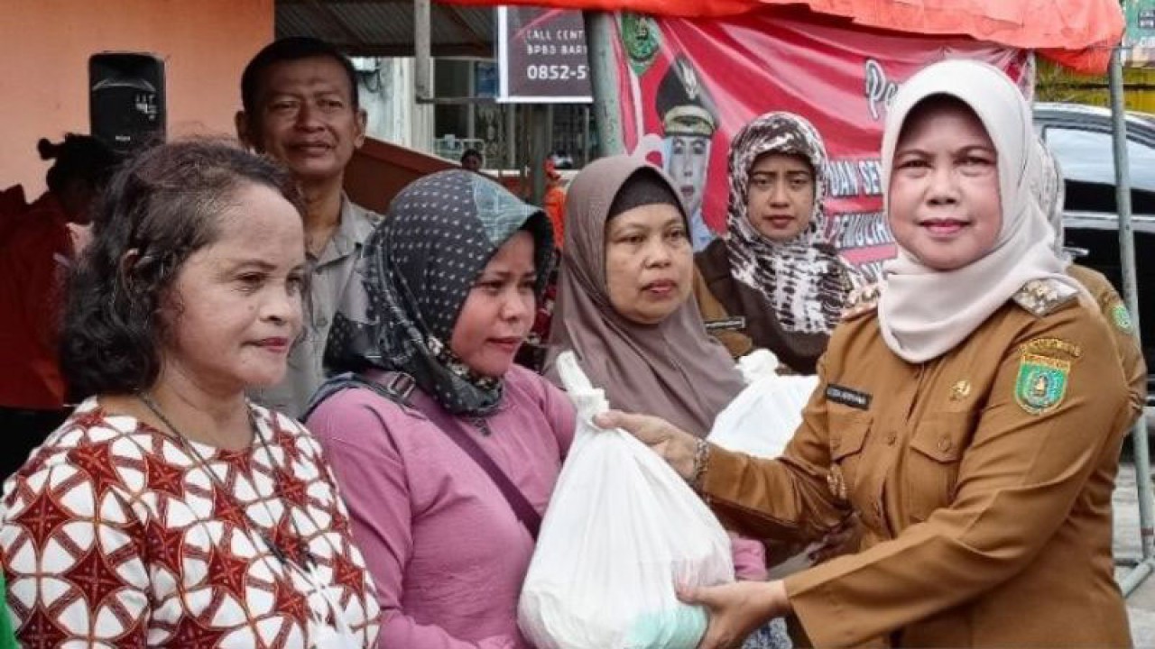 Penjabat Bupati Barito Selatan, Lisda Arriyana saat menyerahkan bantuan secara simbolis kepada petugas kebersihan jalan di Buntok, Selasa (21/3/2023). ANTARA/Bayu Ilmiawan