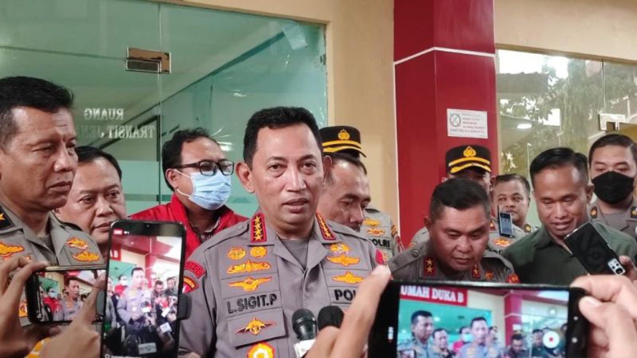 Kapolri Jenderal Pol Listyo Sigit Prabowo saat memberikan keterangan pers di Rumah Sakit Polri Kramat Jati, Jakarta Timur, Sabtu (4/3/2023). ANTARA/Syaiful Hakim