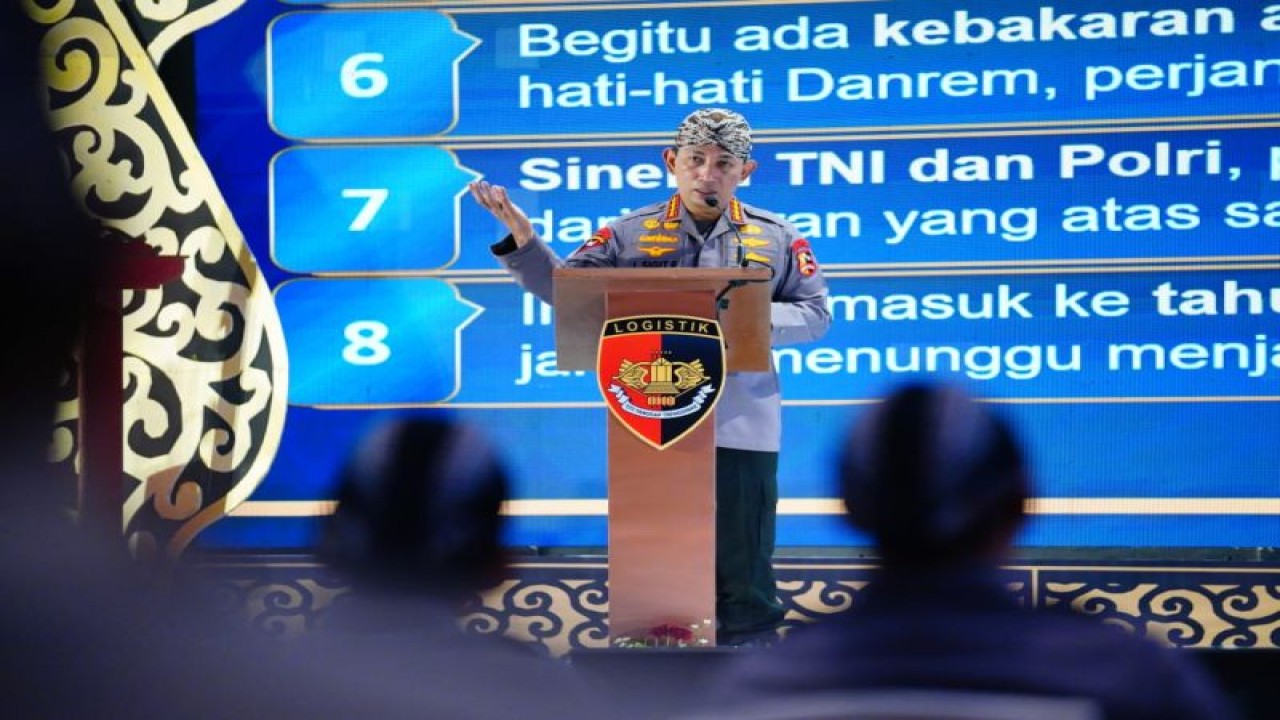 Kapolri Jenderal Pol. Listyo Sigit Prabowo memberikan pengarahan dalam acara penutupan Rapat Kerja Teknis Slog Polri di Yogyakarta, Jumat (3/3/2023). (ANTARA/HO-Divisi Humas Polri)