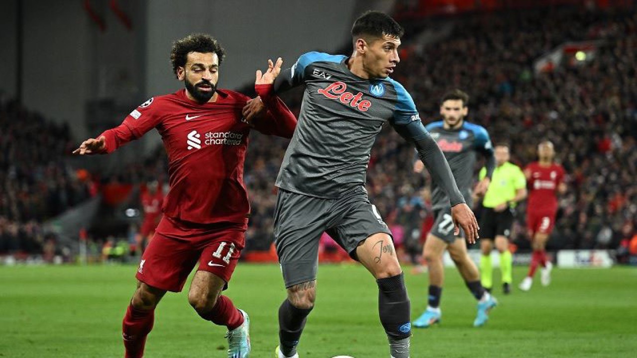 Arsip - Bintang Liverpool Mohamed Salah (kiri) berusaha merebut penguasaan bola dari bek Napoli Mathias Olivera dalam laga pemungkas Grup A Liga Champions di Stadion Anfield, Liverpool, Inggris, Selasa (1/11/2022) waktu setempat. (ANTARA/AFP/Oli Scarff)