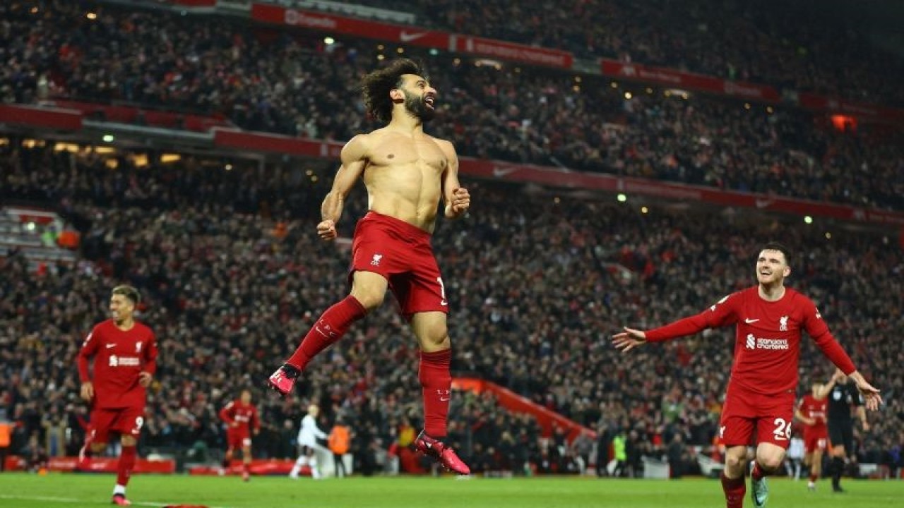 Selebrasi Mohamed Salah (tengah) setelah mencetak gol keenam Liverpool dalam pertandingan Liga Premier Inggris melawan Manchester United di Anfield, pada 6 Maret 2023. ANTARA/REUTERS/CARL RECINE