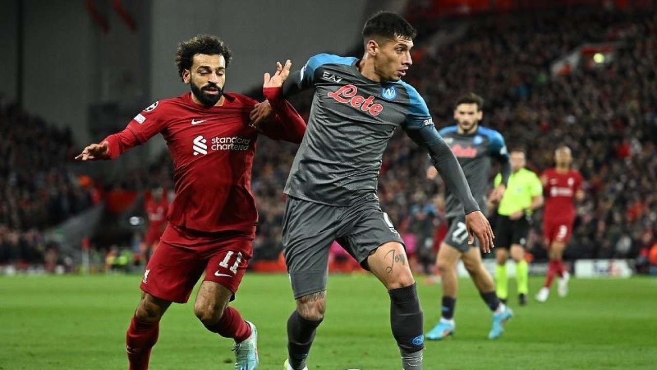 Arsip - Bintang Liverpool Mohamed Salah (kiri) berusaha merebut penguasaan bola dari bek Napoli Mathias Olivera dalam laga pemungkas Grup A Liga Champions di Stadion Anfield, Liverpool, Inggris, Selasa (1/11/2022) waktu setempat. (ANTARA/AFP/Oli Scarff)