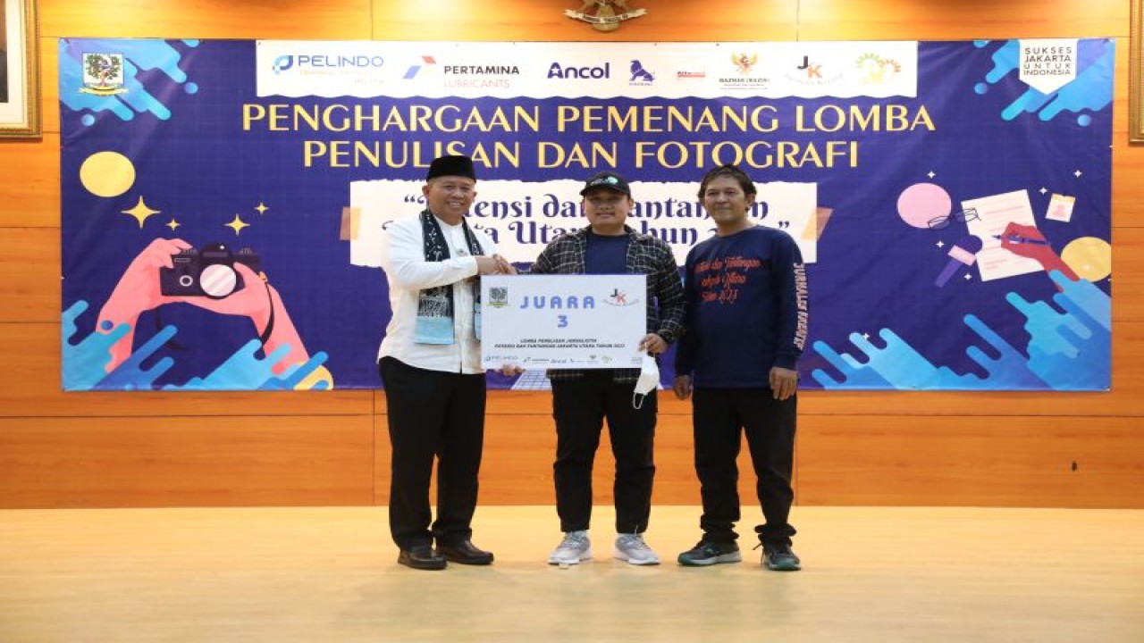 Wali Kota Jakarta Utara Ali Maulana Hakim (kiri) bersama Jurnalis Perum LKBN Antara Sugiharto Purnama (tengah) yang menjuarai lomba penulisan bertema "Potensi dan Tantangan Jakarta Utara di Tahun 2023" di Balai Yos Sudarso, Kantor Wali Kota Jakarta Utara, Jumat (10/3/2023) ANTARA/HO-Kominfotik Jakarta Utara