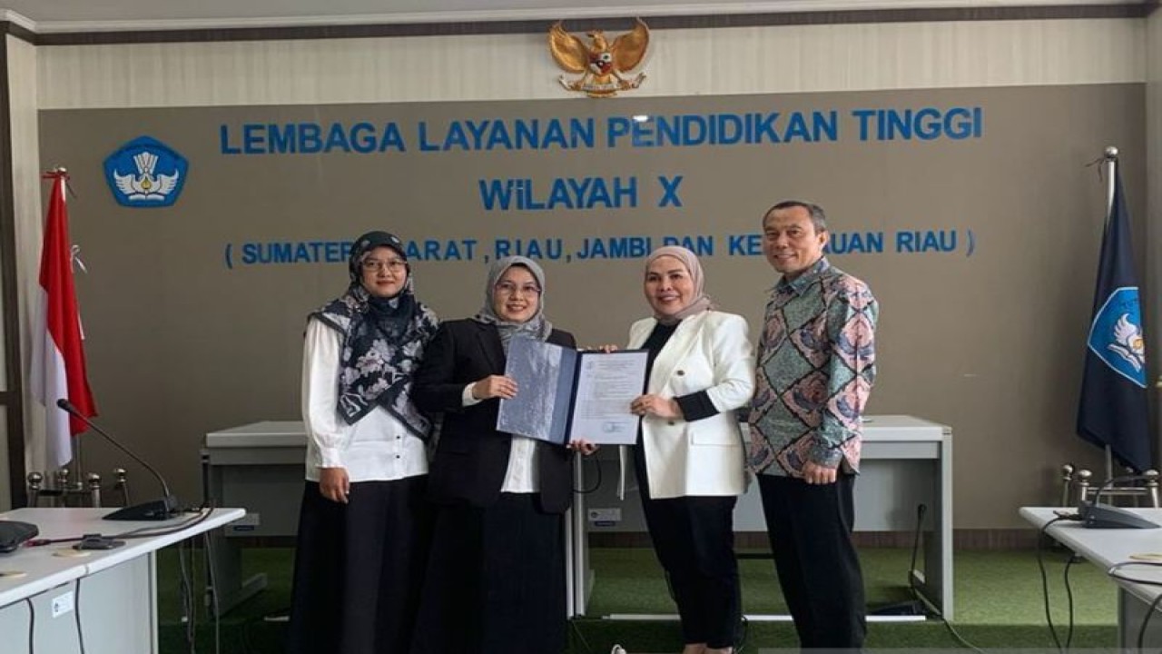 Kepala Lembaga Layanan Pendidikan Tinggi (LLdikti) Wilayah X Afdalisma menyerahkan Surat Keputusan (SK) Menteri Pendidikan, Kebudayaan, Riset dan Teknologi (Mendikbudristek) tentang izin penggabungan dua perguruan tinggi di Padang. ANTARA/HO-Humas LLdikti Wilayah X.