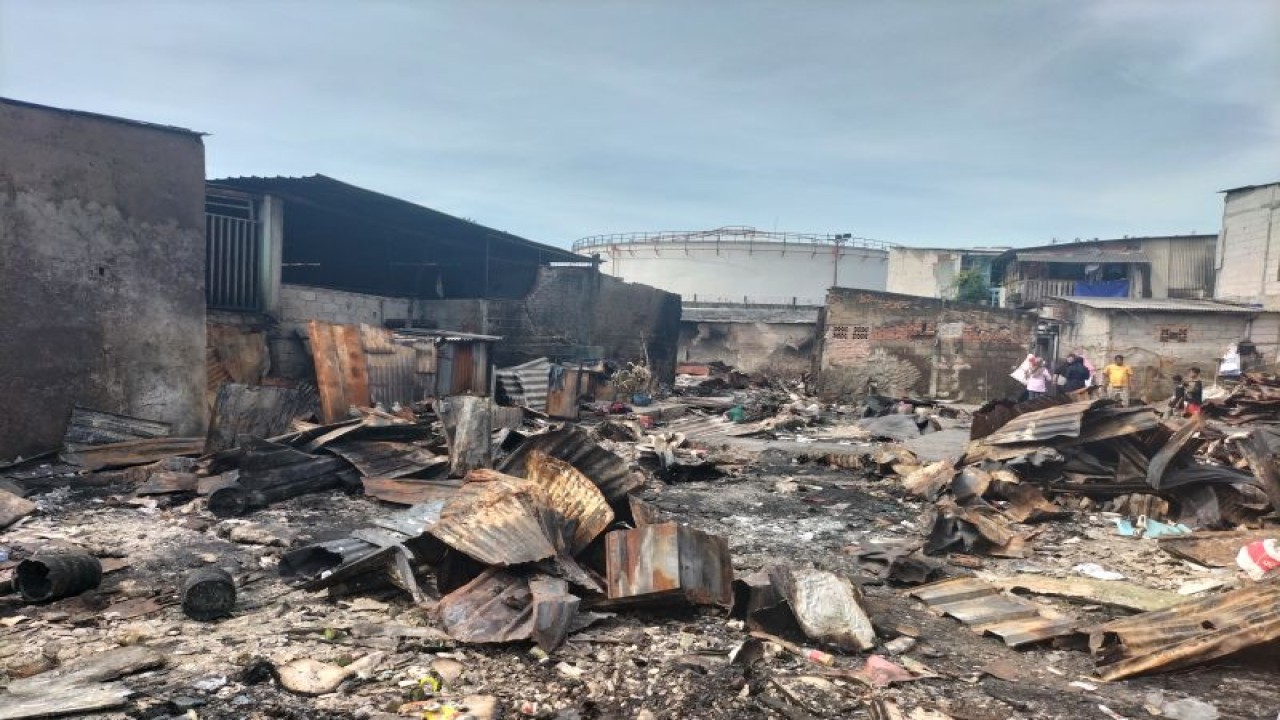 Lokasi kebakaran di kawasan Depo Pertamina Plumpang, Koja, Jakarta Utara, Selasa (7/3/2023). ANTARA/Walda