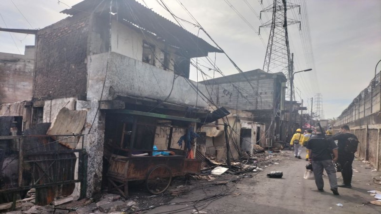 Lokasi kebakaran Depo Pertamina Plumpang di kawasan Koja, Jakarta Utara, Senin (6/3/2/2023). ANTARA/Walda