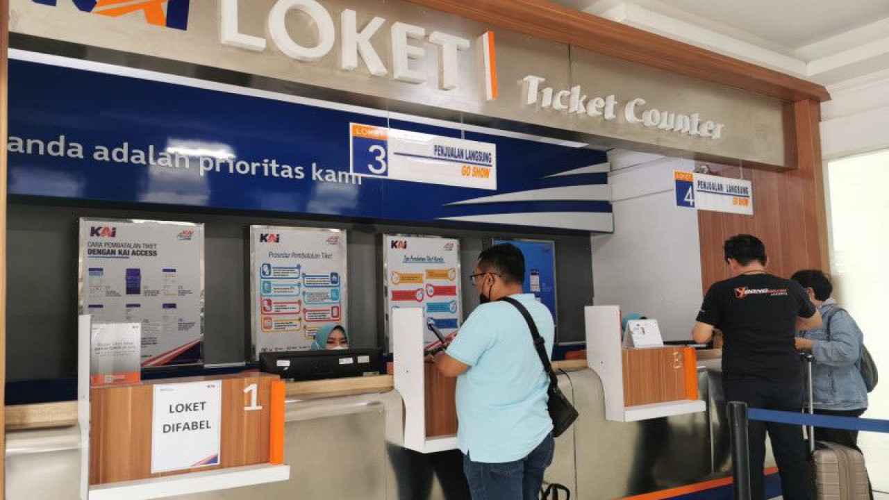 Petugas sedang melayani pembelian tiket KA di loket tiket Stasiun Madiun, Jatim. ANTARA/HO-Humas Daop 7 Madiun