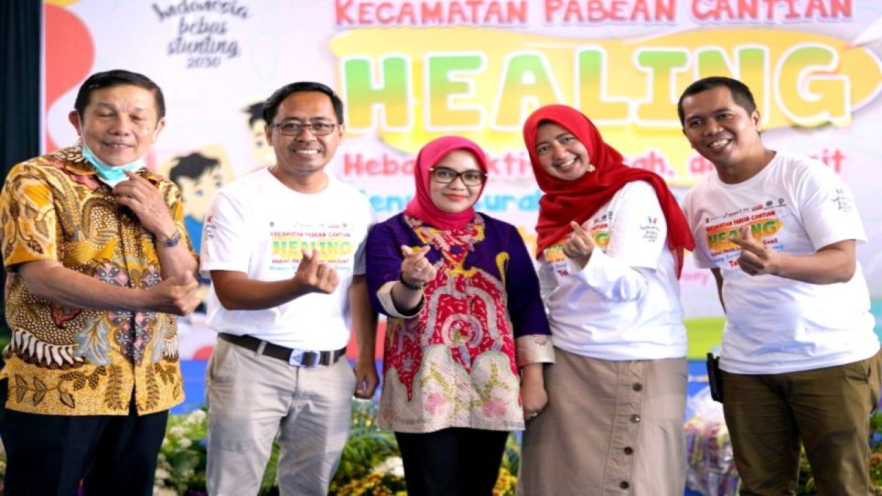 Ketua PKK Surabaya Rini Indriyani dan Pendiri Wadah Sosial Kemasyarakatan Ruang Wong Alit (Rawit), Kartuji saat menghadiri Lomba Hampers atau lomba penyajian hantaran makanan sehat dan bergizi untuk anak di Surabaya Nort Quay Surabaya, Minggu (12/3/2023).  (ANTARA/HO-Rawit Surabaya)