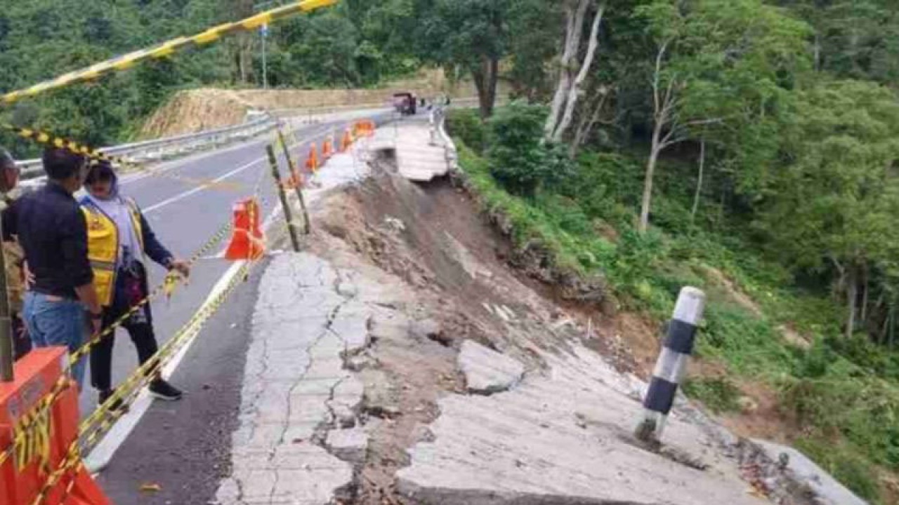Kondisi ruas jalan Pusuk yang menghubungkan Lombok Barat dan Lombok Utara, NTB, ambrol di kilometer 16, Jumat (10/3/2023). (FOTO ANTARA/Nur Imansyah).