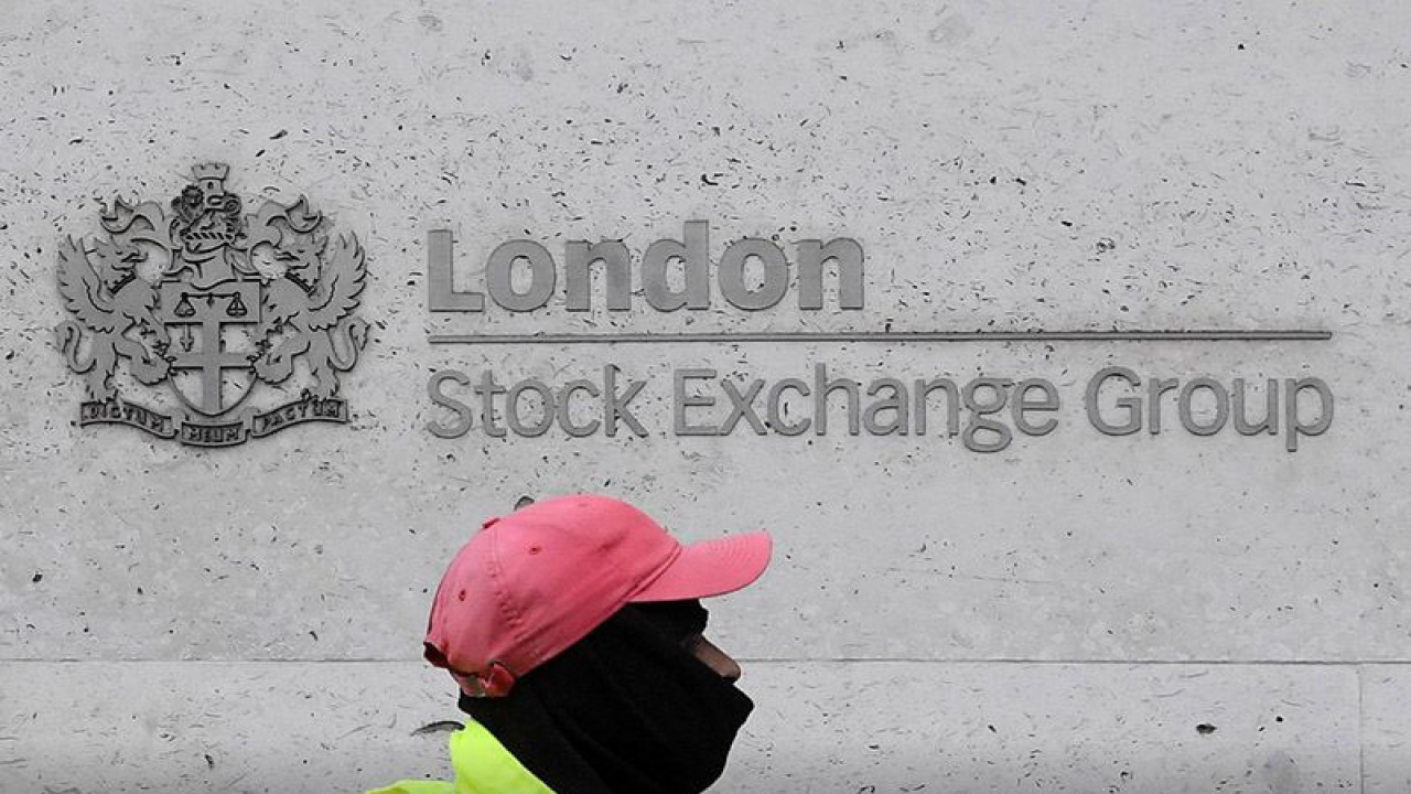 Dokumentasi - Seorang petugas kebersihan jalan melintas gedung London Stock Exchange Group di distrik keuangan City of London, Inggris, Senin (9/3/2020). ANTARA/REUTERS/Toby Melville/am.