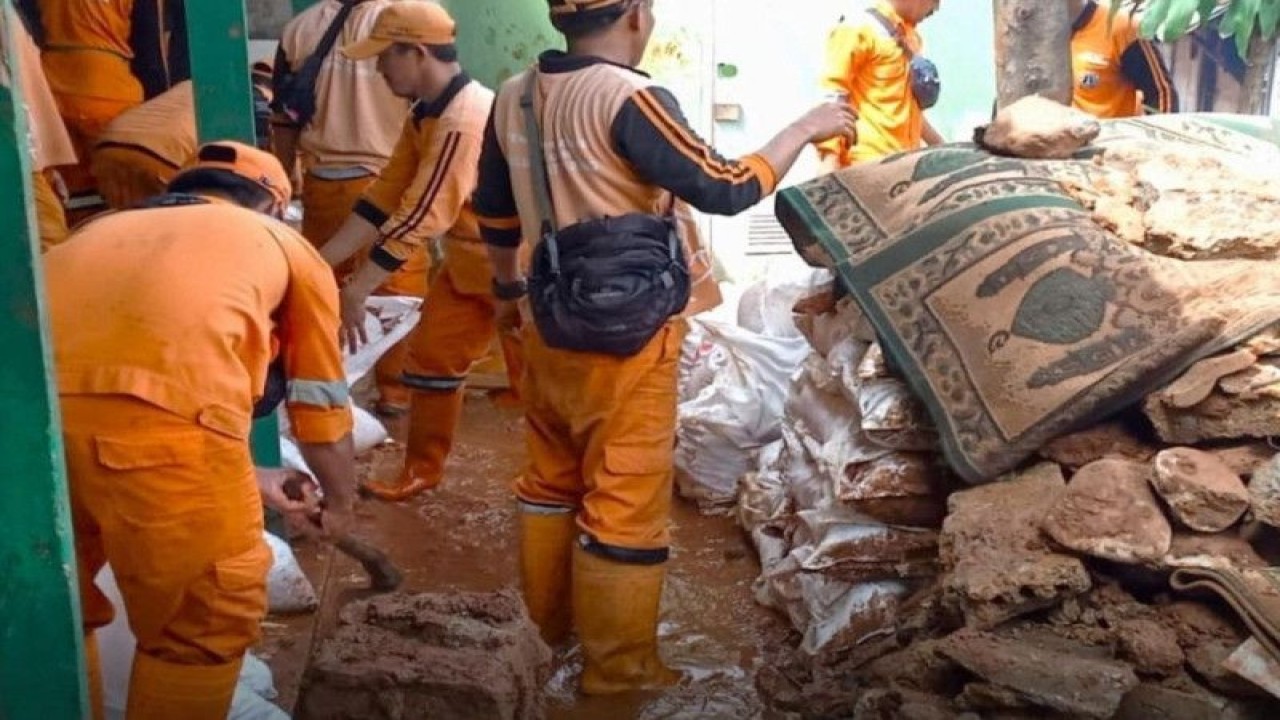 Tangkapan layar petugas gabungan membersihan sisa tanah longsor yang menimpa salah satu rumah warga di Jati Padang, Pasar Minggu, Jakarta Selatan, Jumat (3/2/2023). ANTARA/Instagram/@bpbdkdijakarta