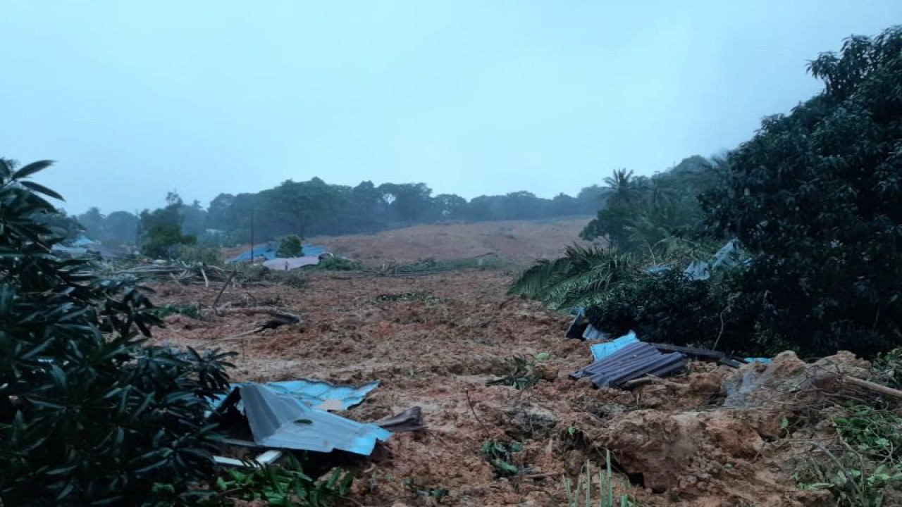 Longsor di Kapung Molon, Desa Pangkalan, Kecamatan Serasan, Kabupaten Natuna, Kepri, Senin (6/3). (ANTARA/HO-BPBD Natuna)